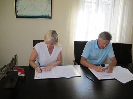 Podpis koncesijske pogodbe (ob županu direktorica podjetja Navček Petra Zorman)